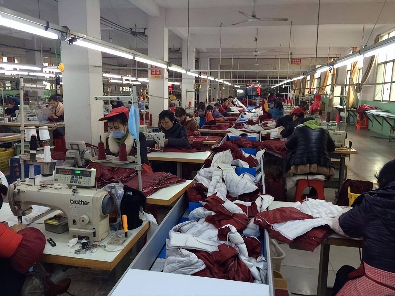 她觉得自己不应该一辈子就当一个服装厂的流水线女工,她要出去闯一