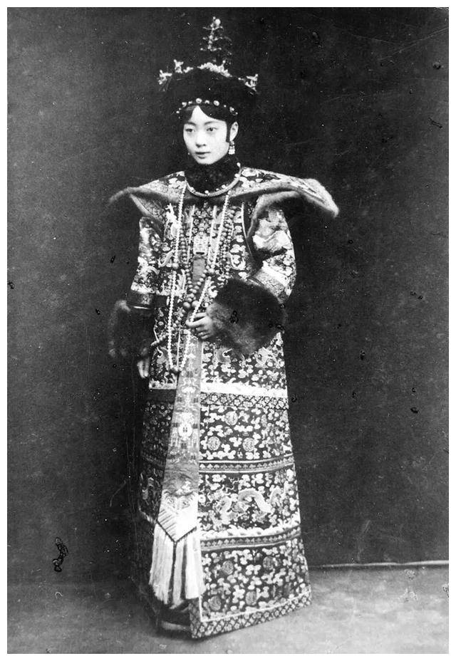 真实的美女皇后婉容:无性婚姻,私通2个侍卫并怀孕,40岁惨死