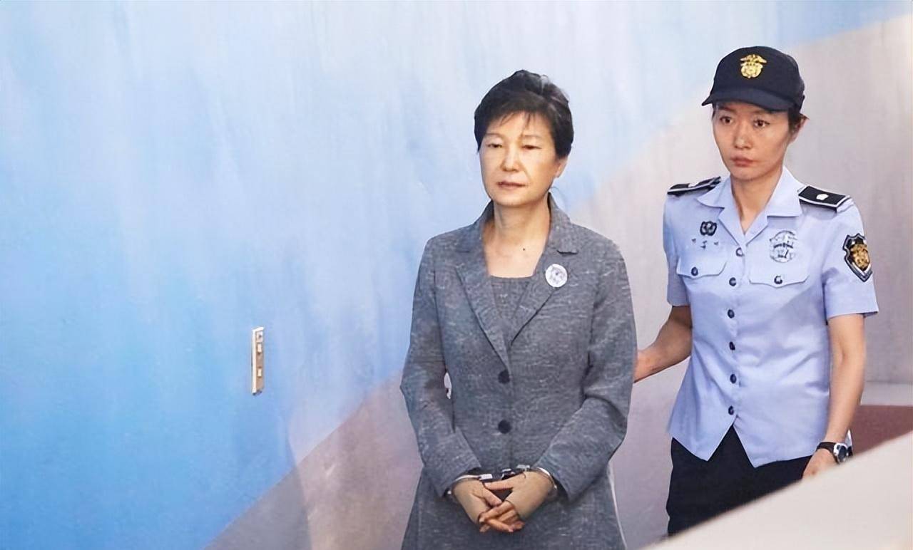 朴槿惠的看守所生活:不出门,不在公共区洗澡,不见家人