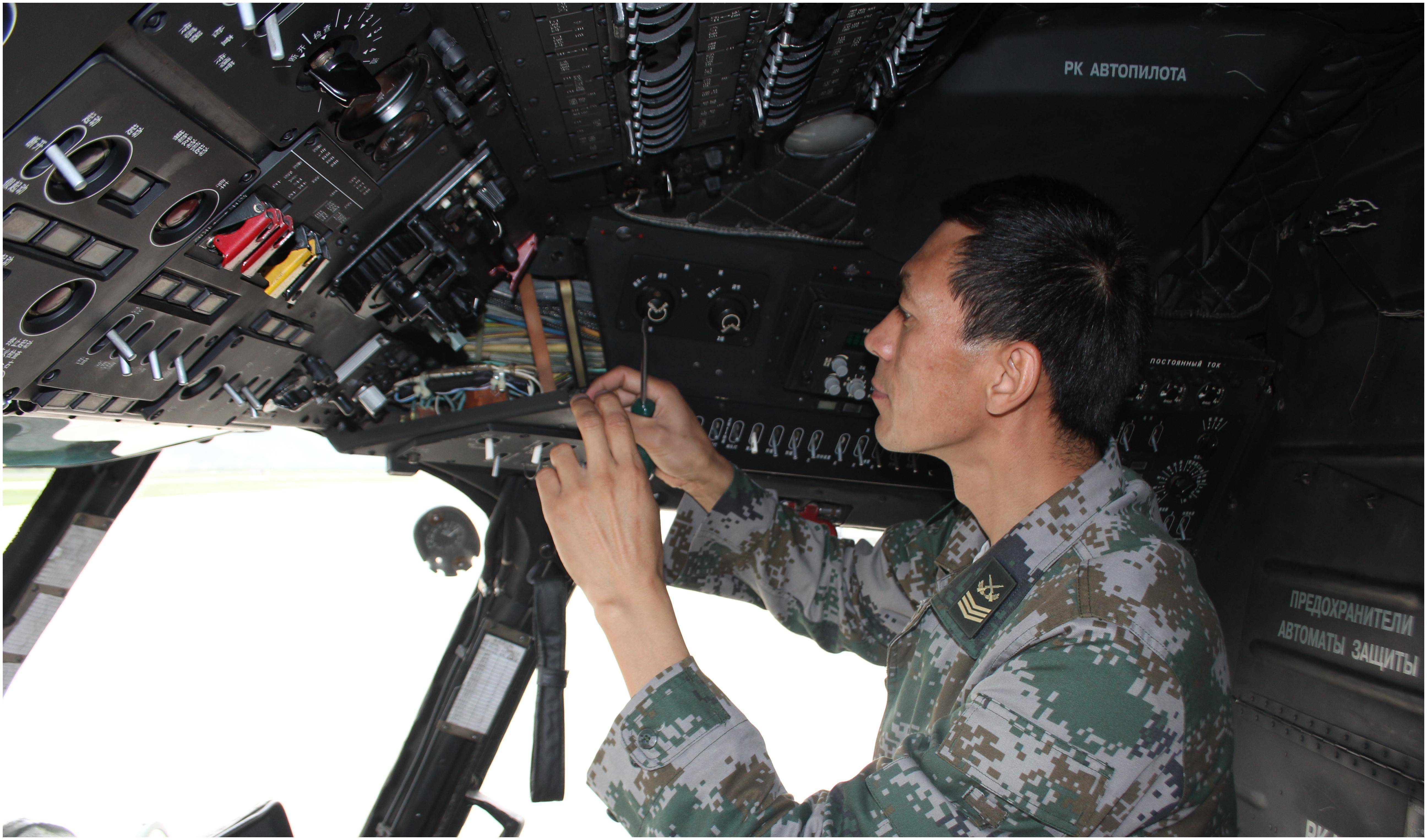 中国兵王芮银超,挑战俄罗斯直升机工程师,部队两次为他改士官