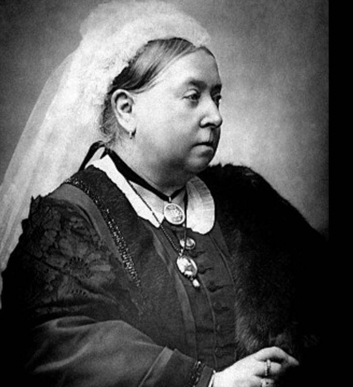 维多利亚女王:21岁嫁给表弟,爱夫如命连生9子,守寡40年难忘情