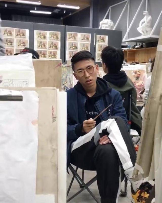 美术生睡懒觉玩出花样,眼皮上画眼睛,再画幅假眼镜,老师看懵了