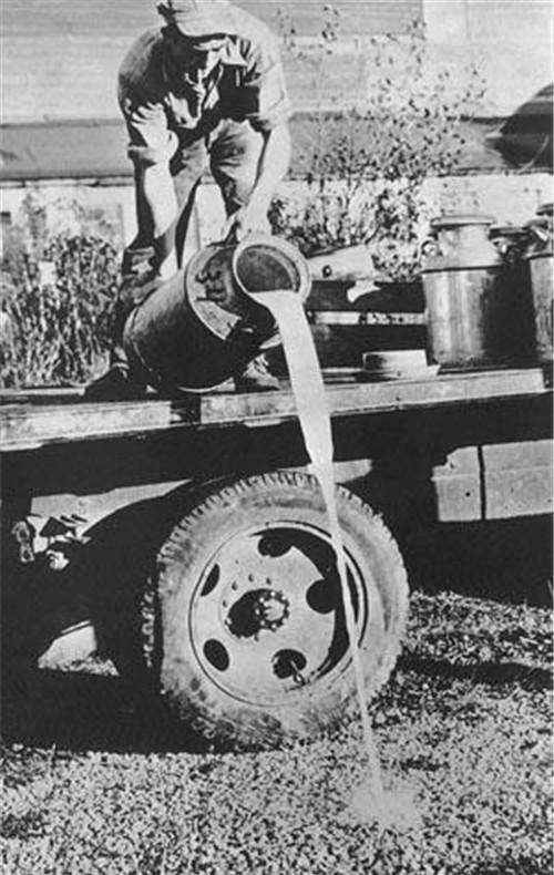 1933年,美国人为何宁愿把牛奶倒进密西西比河,也不送给穷人