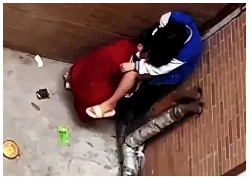 校园情侣墙角亲热成年少时的感动,让人难以忘怀