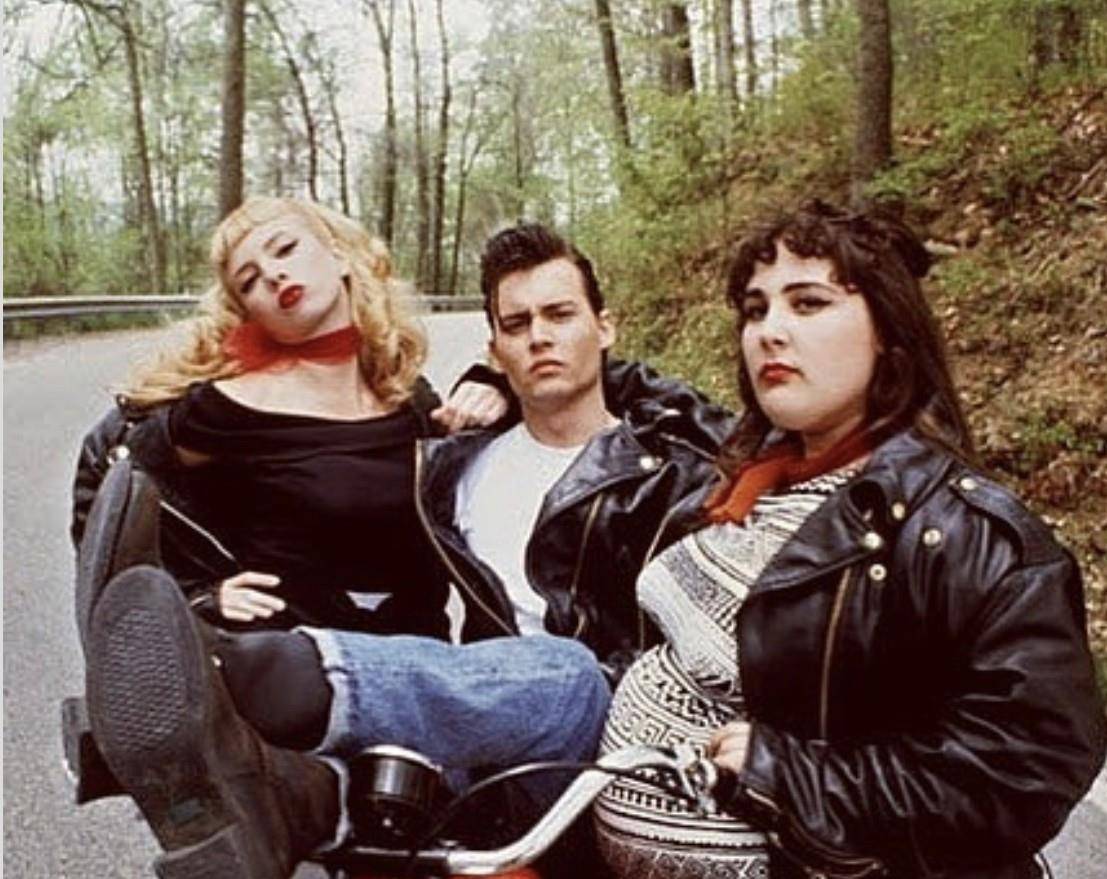 在1990年也跟德普有一段情,两人是在拍摄电影《哭泣宝贝》时相识