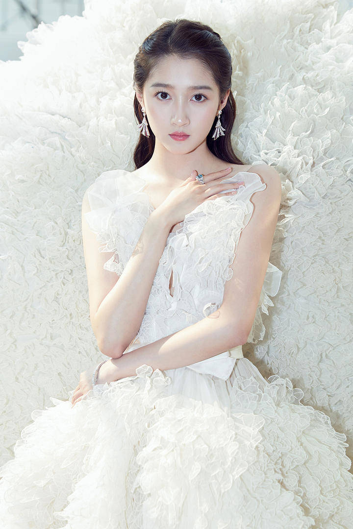 当红花旦关晓彤美女明星白色婚纱写真