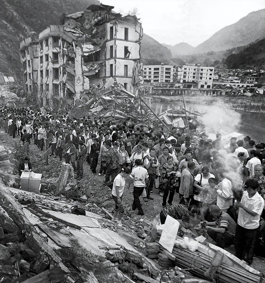 08年地震15岁的他冒死救下7人,6年后却锒铛入狱,究竟是谁的错?