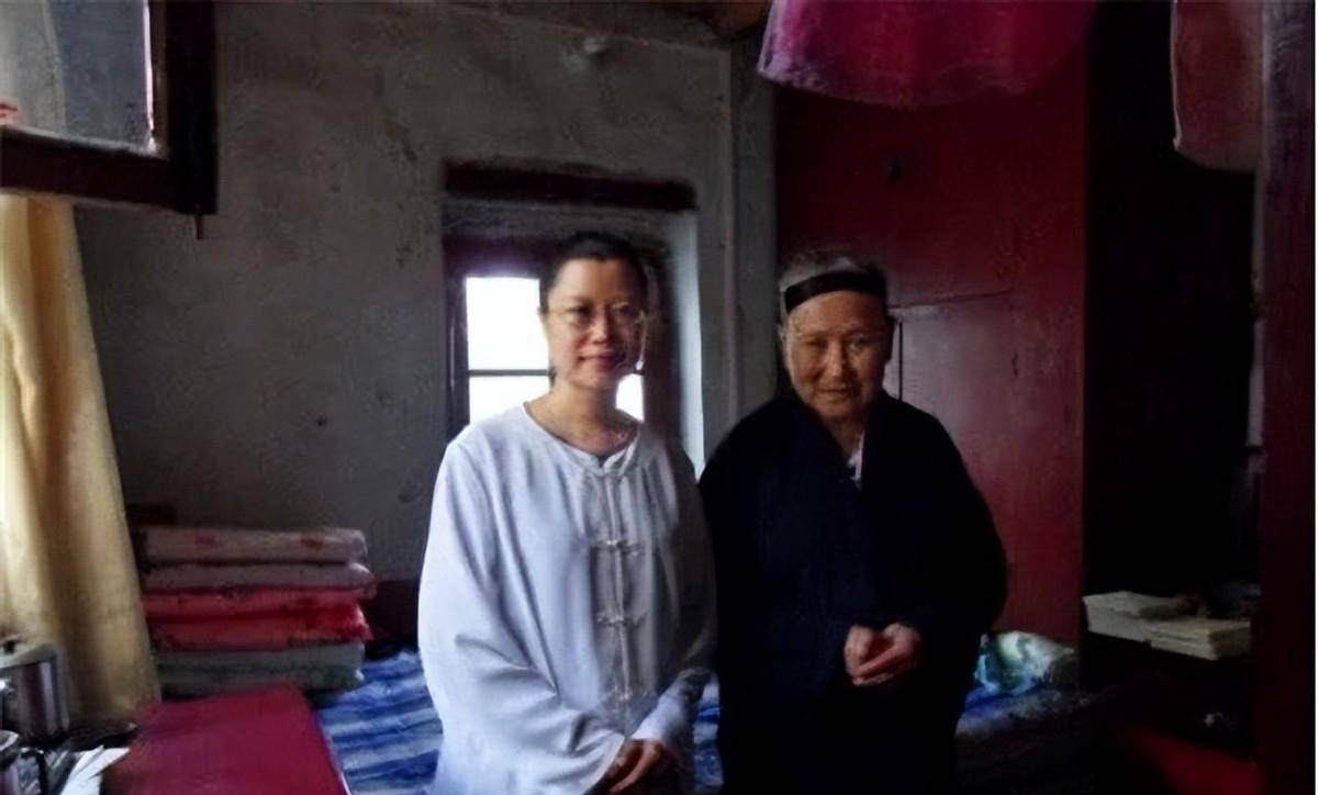 商人找华山女道长曹祥真买药方,曹:我看病不要钱,你们要收钱的