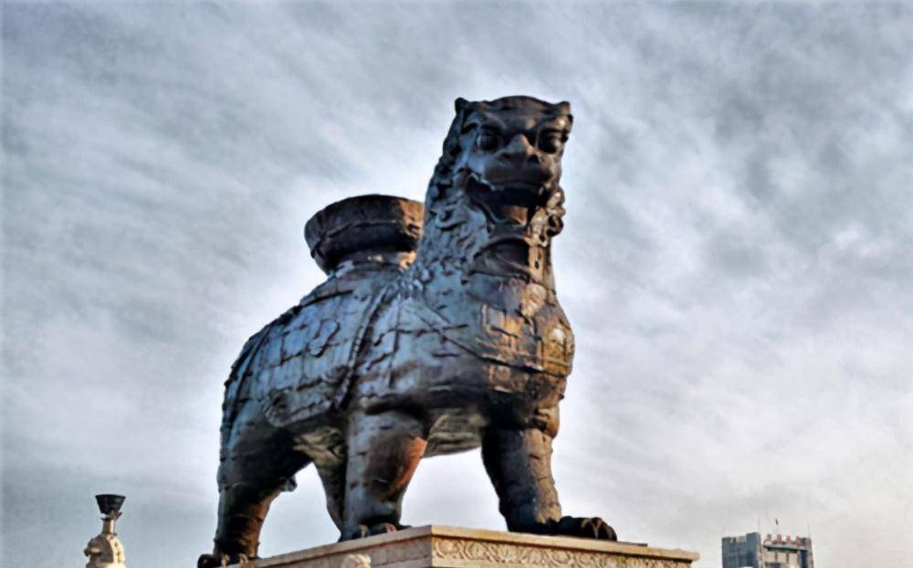 为了治理水灾,镇压"水怪",当地人在那里修建了一头"神兽".