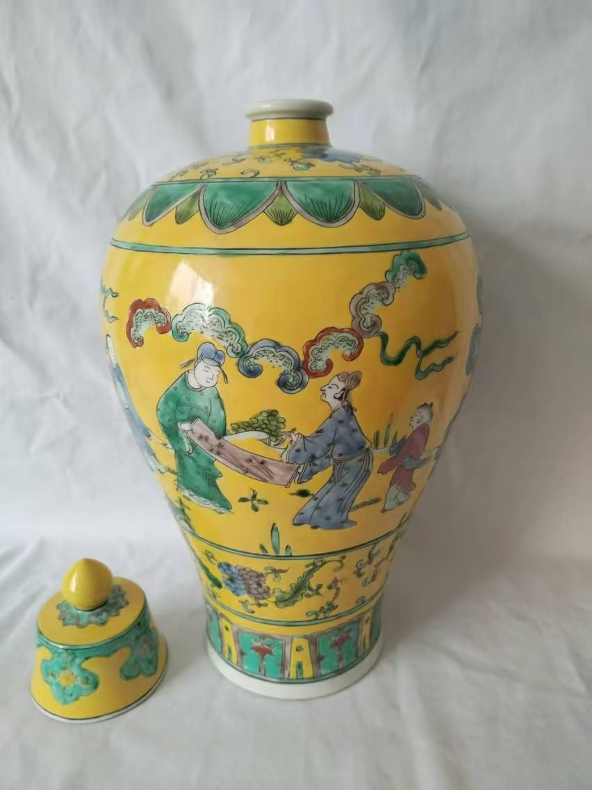 中国古美術 明時代五彩人物梅瓶 【大明萬曆年製】在銘 共箱 中国古美術 明時代五彩人物梅瓶 【大明萬曆年製】在銘 共箱