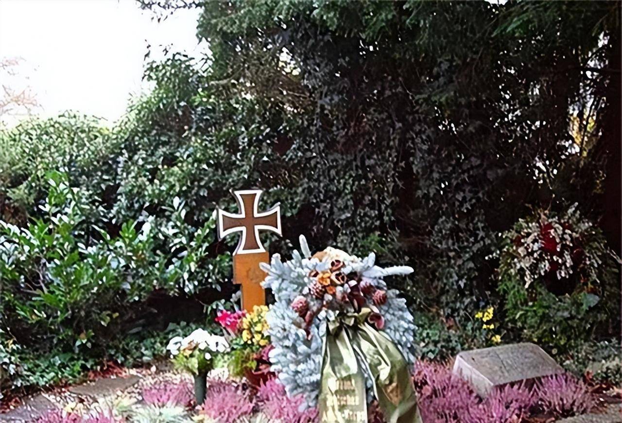 隆美尔的墓地有两块墓碑,一块为木制的,上面刻有一枚铁十字标志,标志