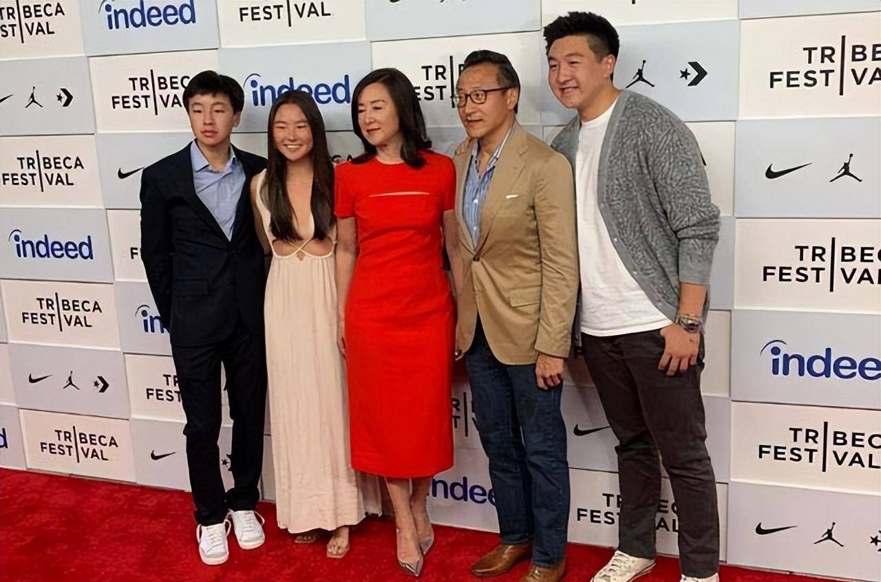 蔡崇信携一家五口亮相,儿子帅气,女儿漂亮,60岁妻子气质绝了