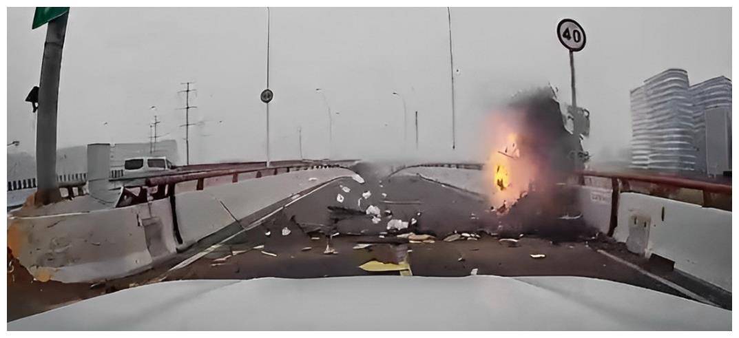 原创            痛心！上海中环一车辆撞到防撞水箱后侧翻起火，司机当场死亡-上海中环被压断