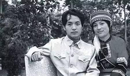 原创上世纪最天才的诗人:同时被妻子和小三抛弃后,他拿斧头砍向爱妻