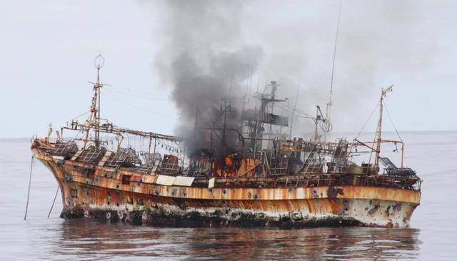 原创幽灵船棉兰号:船员全体丧生,手指同一方向,救援中途莫名起火
