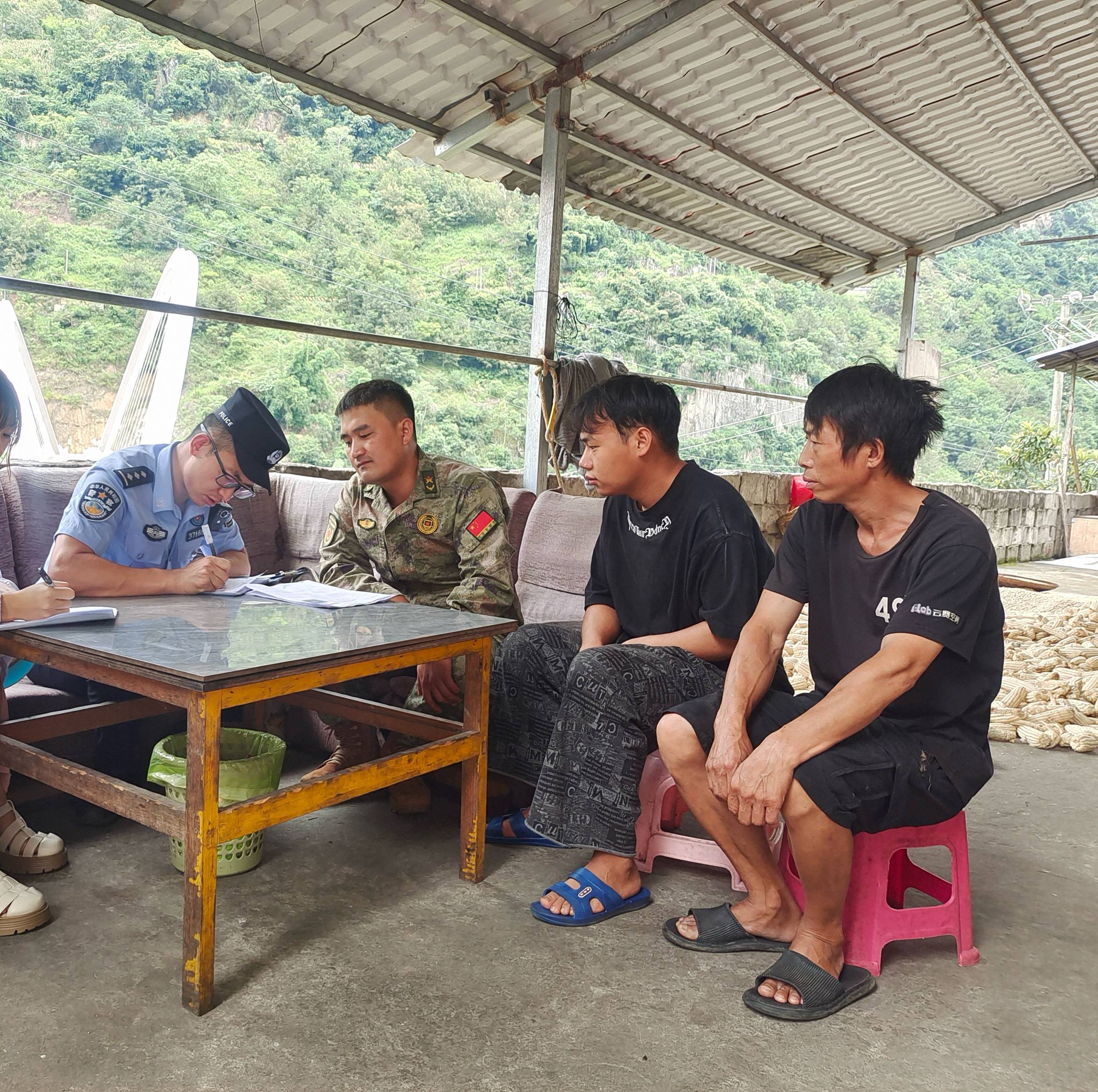 民警紧紧围绕群众"急,难,愁,盼"等问题,到辖区走访群众,每到一户,民警