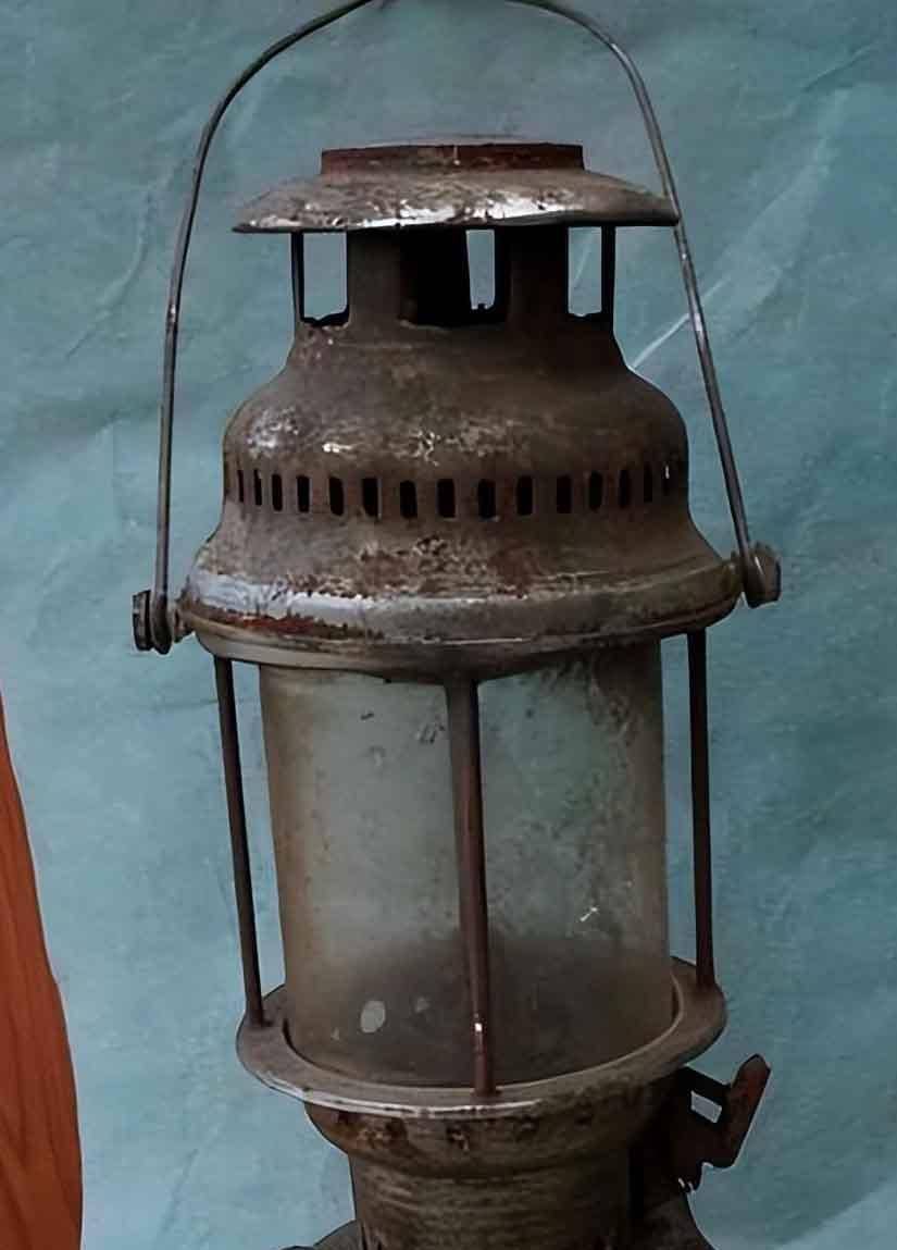 比如开会,或者是唱戏的时候,会使用到汽灯,燃起来的时候很亮的