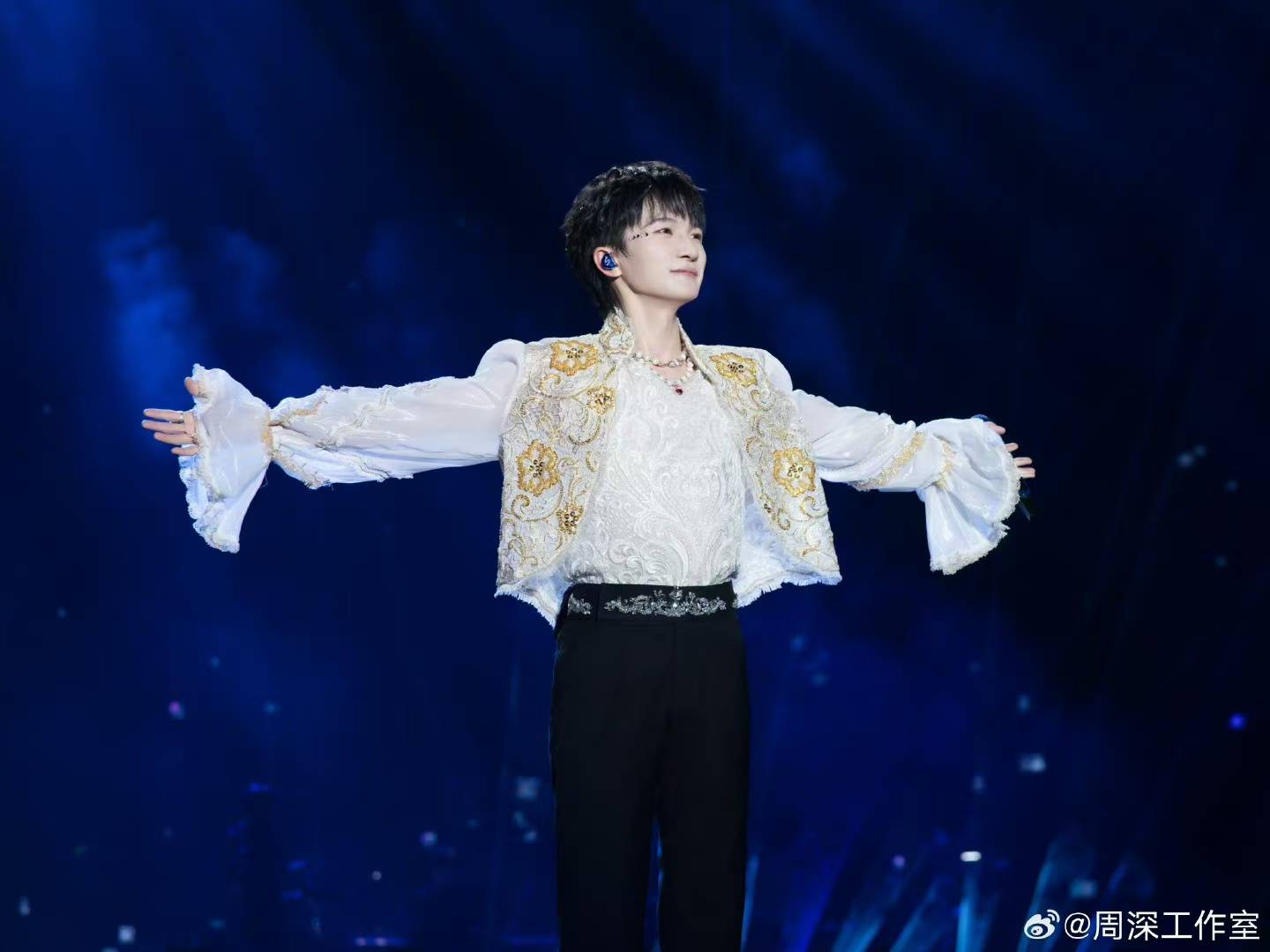 关注周深工作室,获取最新的周深演唱会相关资讯,加场抢票加油!