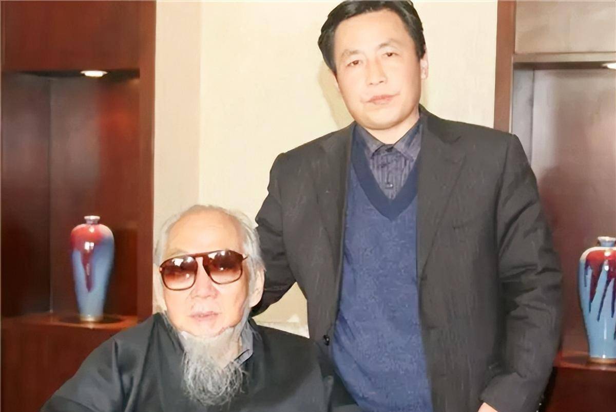 而今天我们讲述便是,关于108岁老人文怀沙的故事.