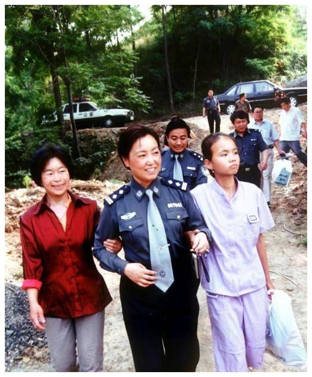 警界女英任长霞:打掉郑州第一涉黑团伙,葬礼万人空巷哭声震天