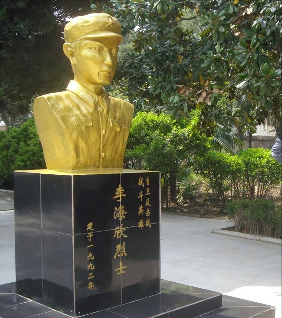 李海欣烈士纪念像杨国跃强忍悲痛带领剩下的十名战士,在阵地上不断与