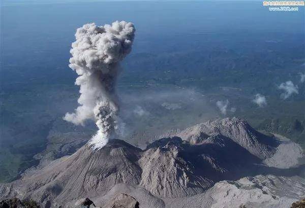 天火岛火山爆发的照片图片