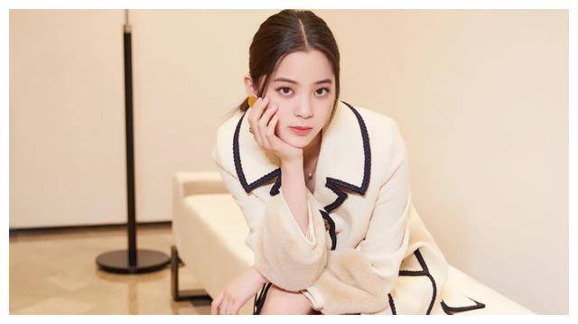 "突然,一名陌生男子从粉丝群中冲出来,一把拉住欧阳娜娜的头发,大声地