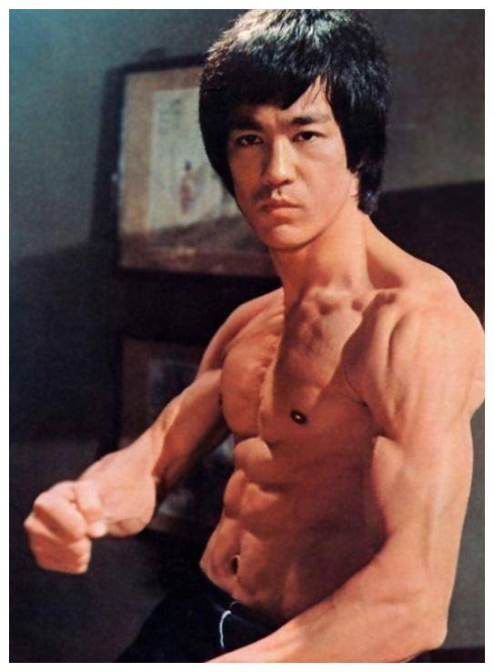 时隔49年,李小龙死因有了新发现,专家指出:他死前喝了大量的水