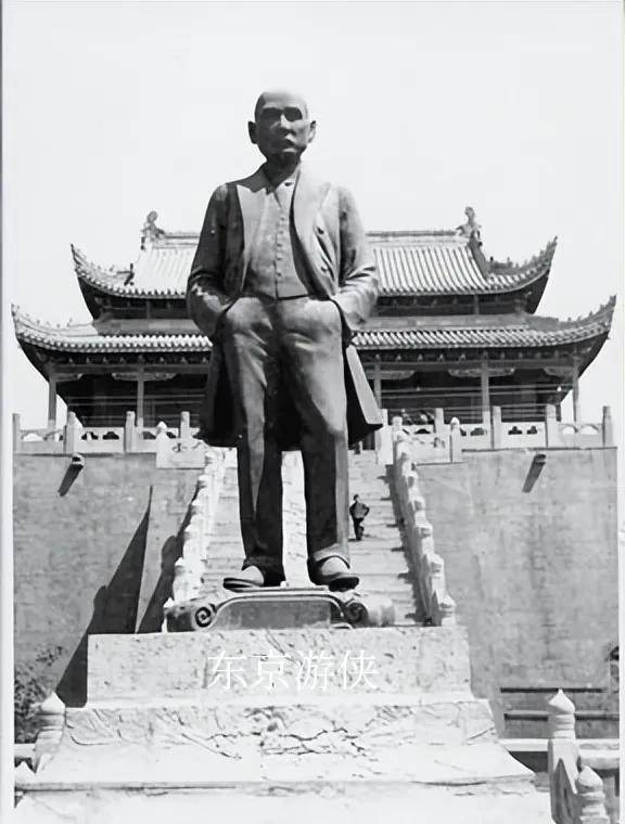 第一尊铜像安放在南京黄埔路(今解放路,解放后移至南京孙中山纪念馆).