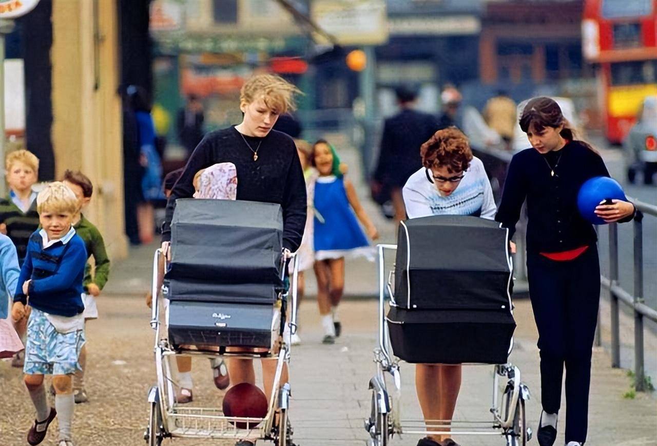 上世纪六十年代的英国伦敦,街路整洁,人们穿着时尚