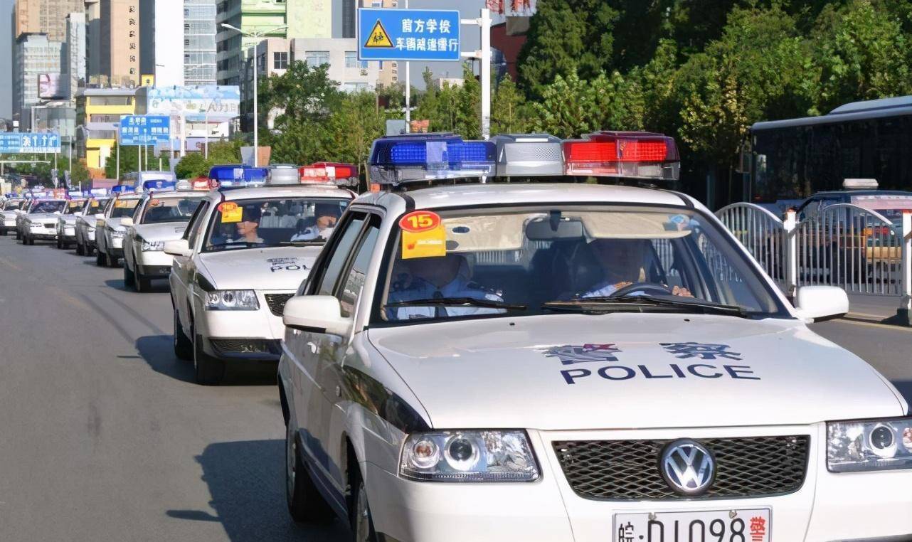 不怕"犯人"提前跑了吗?_警方_警车_剧中