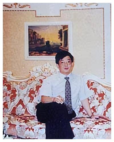 他是书记的秘书,随意调官员职位,受贿千万,被4名护士注射死刑_李真