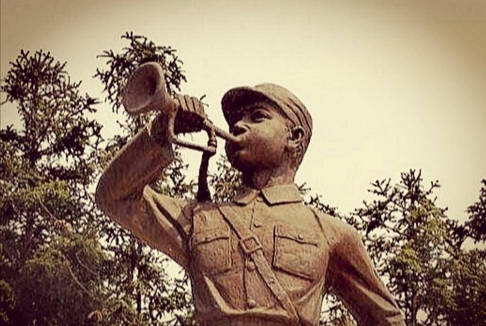 手"英灵"就像听到了战斗的枪声,他便奋力地吹响军号……曾经战斗在