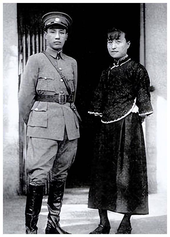 蒋介石有多风流?夫人宋美龄流产时,他却在忙着和英文秘书私会!