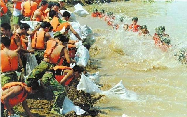 汶川地震全国各地救援图片