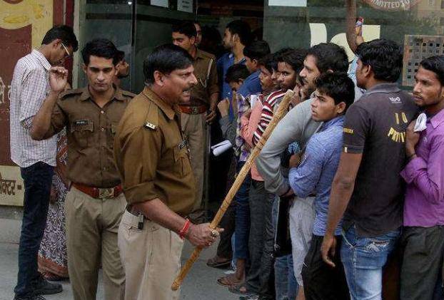 印度警察为什么不用手枪,人手一支木棍?后勤:枪不要钱啊?