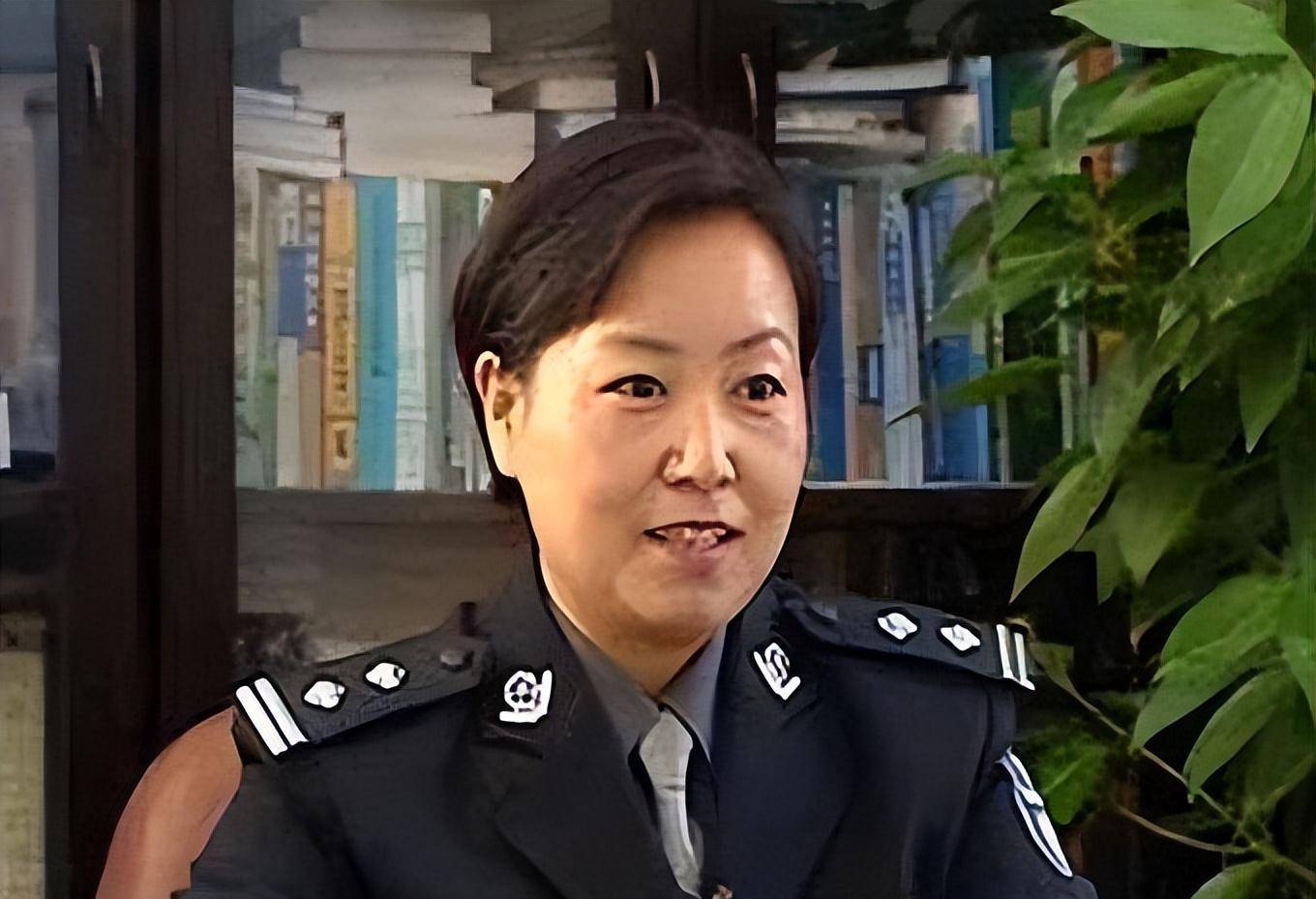 她立马召开会议制定方案,任长霞局长表示:"既然这个杀人魔喜欢漂亮