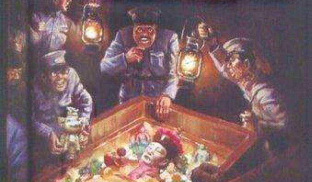 盗墓军阀洗劫慈禧墓,刺刀毁容掏夜明珠,慈禧寿衣被扒裸露上身