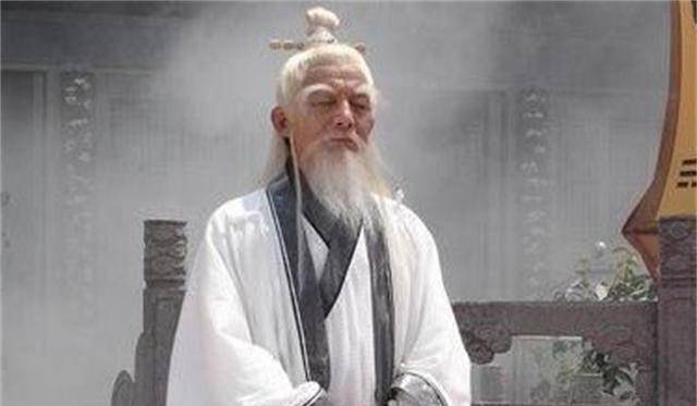 清朝时一老仆,好色酗酒爱说谎,华山老道士却告诉主人:对他好点
