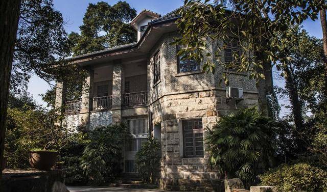 台湾杜月笙墓地:破败不堪,朝向上海,墓碑上方的八个字令人深思