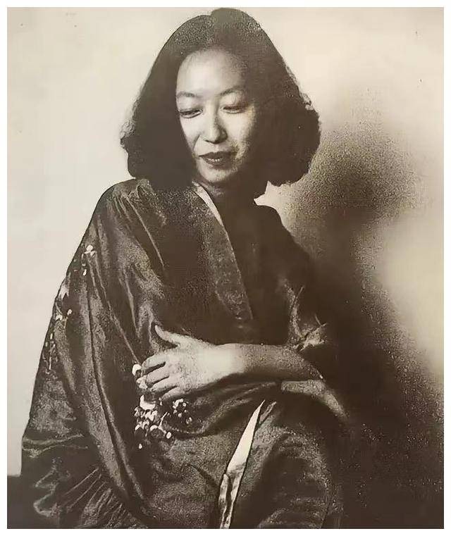 不过不久后,张爱玲依然收到了母亲的遗物,一个装满了古董的箱子.