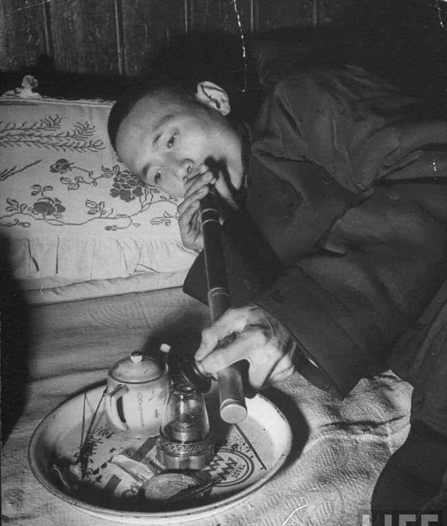 流鼻水,易怒,发抖,恶寒,打冷颤,厌食,腹泻,身体卷曲,抽筋等",这是鸦片