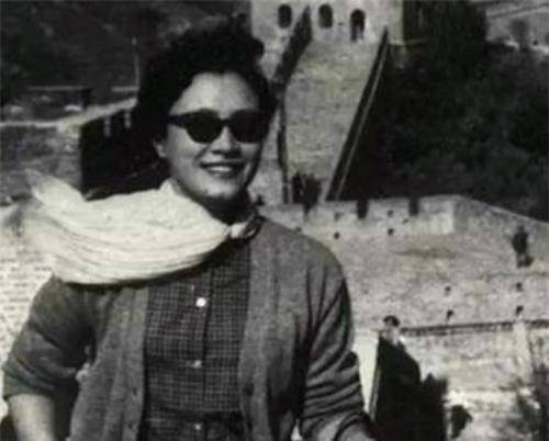 她离婚不要钱只要4个女儿,被丈夫嘲笑养不活,6年后成上海滩名人