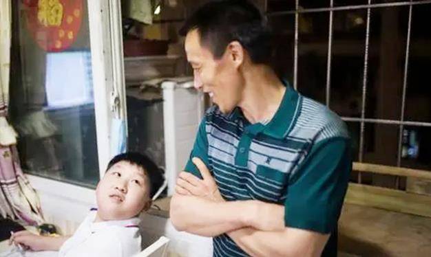 11年前,这张父子照曾火遍全国,如今他们的故事更加动人