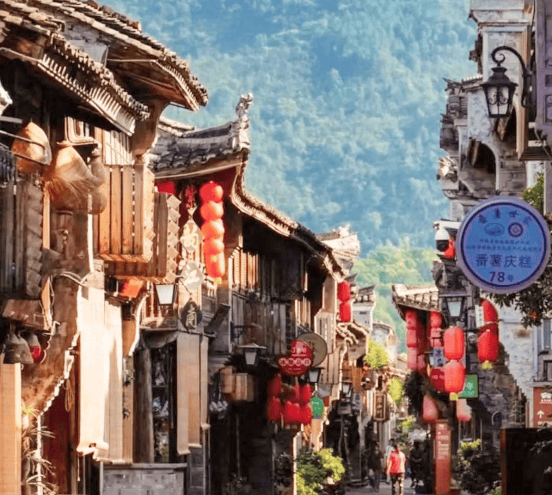 临海古城夜色清丽,如梦如幻