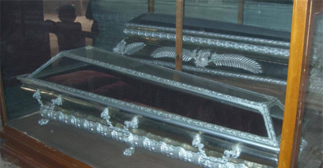 一番长途跋涉让水晶棺材出现了裂痕,同时为了保证孙中山的遗体万无一