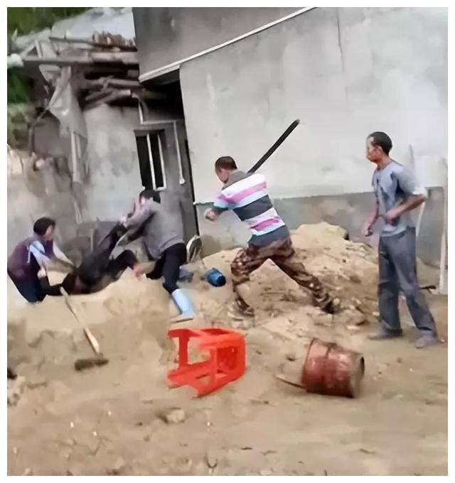 女子砍杀7名拆迁人员致1死6伤,网友大呼叫好!