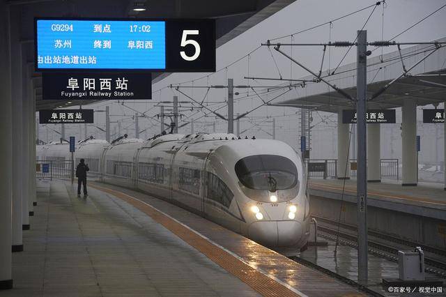 阜阳高铁西站连廊掉落,使用才两年,民间专业人士怎么看