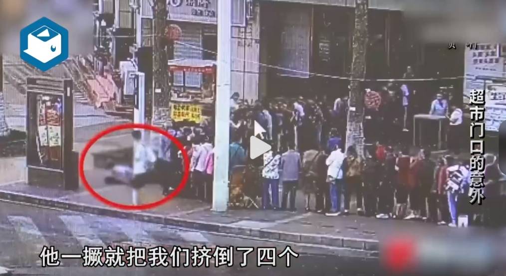 84岁老太在超市排队免费领10枚鸡蛋被挤倒身亡，超市说不关他们事，法院判了-老人超市拿鸡蛋视频