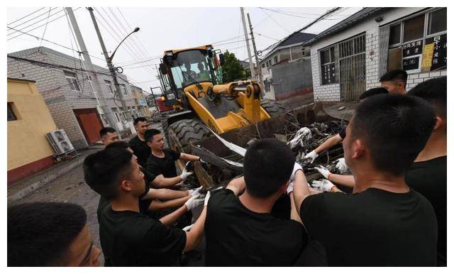 房山窦店镇苏村:百余人不眠不休80余小时 转移800余名滞留村民